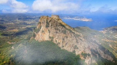 Elba Adası, İtalya. Dağların ve manzaranın insansız hava araçlarından inanılmaz bir manzara..