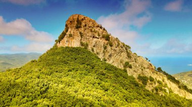 Elba Adası, İtalya. Dağların ve manzaranın insansız hava araçlarından inanılmaz bir manzara..