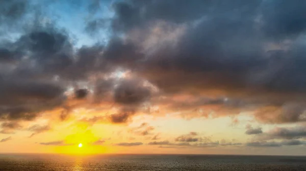 Úžasný Letecký Pohled Krásný Západ Slunce Nad Oceánem — Stock fotografie