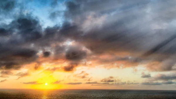 Úžasný Letecký Pohled Krásný Západ Slunce Nad Oceánem — Stock fotografie