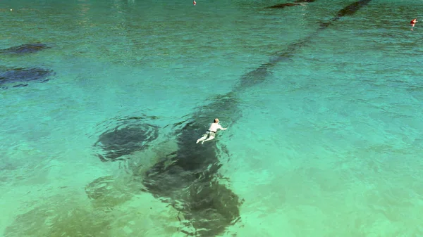 Aerial View Swimmer Swimming Crystal Clear Ocean — Stock Photo, Image