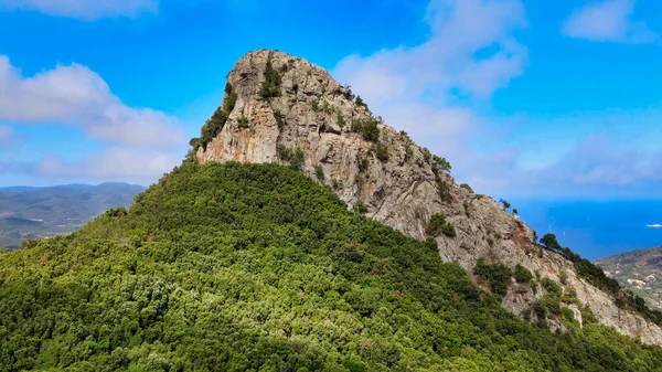 Elba Adası, İtalya. Dağların ve manzaranın insansız hava araçlarından inanılmaz bir manzara..
