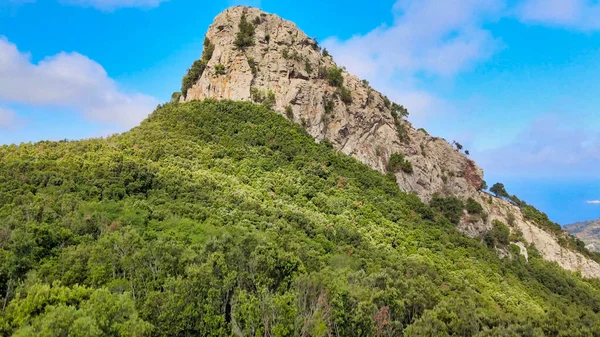 Elba Adası, İtalya. Dağların ve manzaranın insansız hava araçlarından inanılmaz bir manzara..