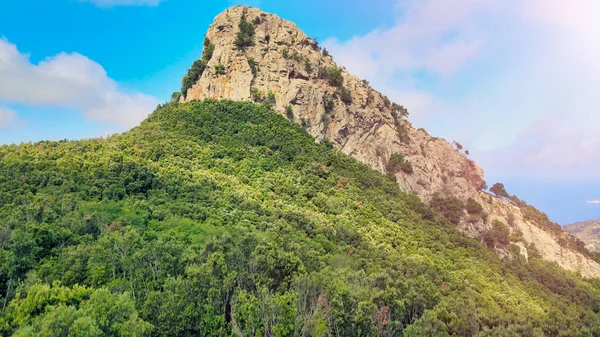 Elba Adası, İtalya. Dağların ve manzaranın insansız hava araçlarından inanılmaz bir manzara..