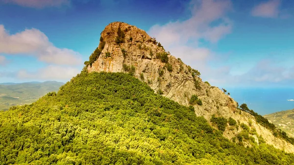 Elba Adası, İtalya. Dağların ve manzaranın insansız hava araçlarından inanılmaz bir manzara..