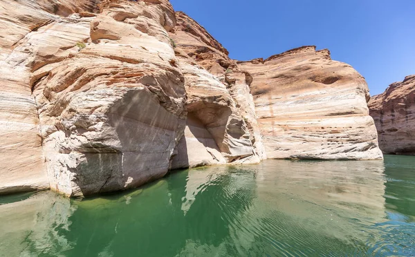 亚利桑那州鲍威尔湖 Glen Canyon国家娱乐区一条小船上狭窄的悬崖峡谷 — 图库照片