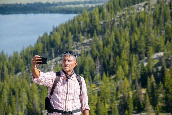 Uomo Sulla Vetta Della Montagna Fare Selfie Con Smartphone — Foto Stock