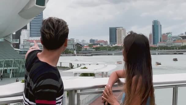 Asian young tourists enjoy the view of Singapore — Stock Video