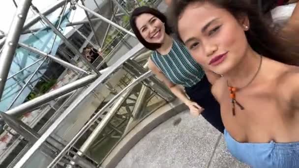 Asiatische Freunde machen Selfies im Freien und genießen das Stadtleben — Stockvideo