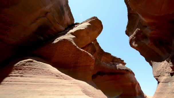 Wolny ruch niesamowitego Antelope Canyon w sezonie letnim, czerwone skały — Wideo stockowe