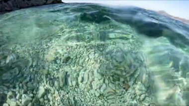 Güzel okyanusta su altı çakıl taşlarının yavaş hareketi