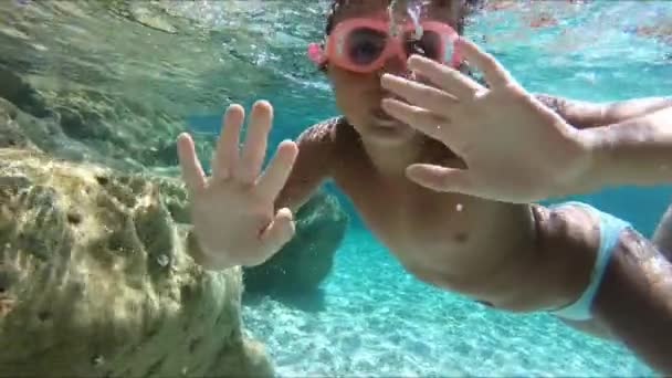 Chica joven bajo el agua haciendo selfies en el océano — Vídeo de stock