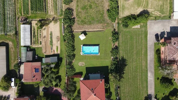 Vista Aérea Arriba Hacia Abajo Hermosa Piscina Campo — Foto de Stock