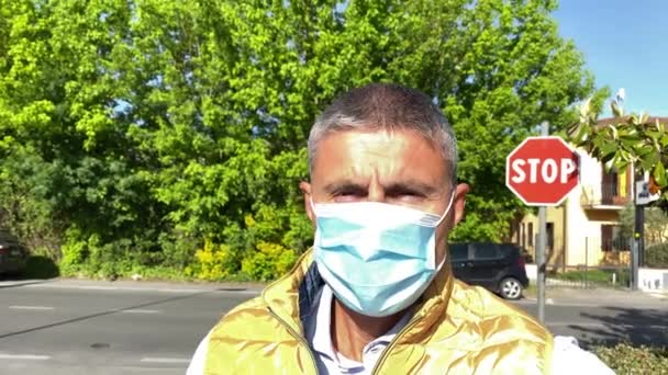 코로나 바이러스를 타고 옥외에서 걷고 있는 마스크를 쓴 사람 — 비디오