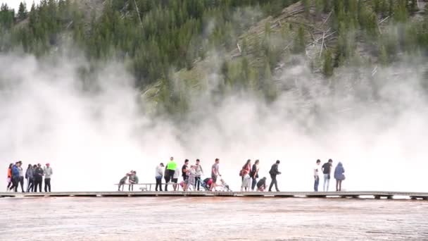 YELLOWSTONE, WY - JULY 2019: Туристы посещают Midway Geyser Basin - Yellowstone National Park, WY - USA — стоковое видео