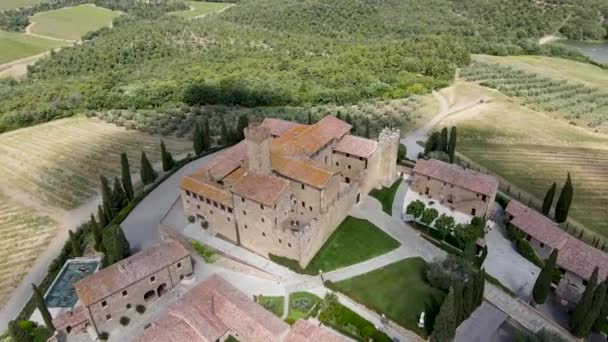 Château de Banfi, vallée de l'Orcia, Toscane. Vue aérienne circulaire au coucher du soleil — Video