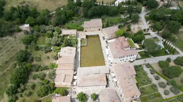 Rondom uitzicht op Bagno Vignoni, middeleeuwse stad van Toscane — Stockvideo