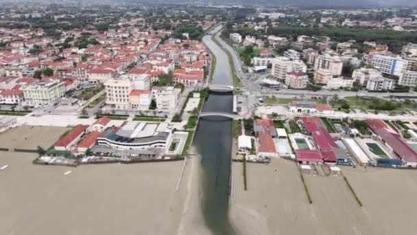 Increíble vista aérea de Lido Di Camaiore en una mañana de primavera, Toscana — Vídeo de stock