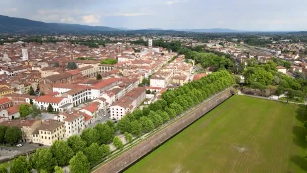 Καταπληκτική εναέρια άποψη της Lucca, διάσημη πόλη της Τοσκάνης — Αρχείο Βίντεο