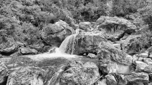 Vackra Berg Vattenfall Sett Utifrån Drönare Alpin Landskap — Stockfoto