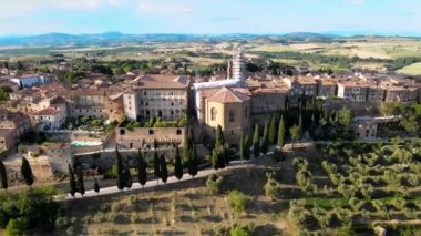 Pienza, Toskana. Ünlü ortaçağ kasabasının günbatımında hava manzarası
