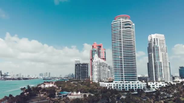 Miami Beach vanaf South Pointe Park, slow motion luchtfoto uitzicht op een mooie zonnige dag — Stockvideo