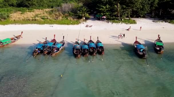 Increíble vista aérea de barcos de cola larga en una costa de Tailandia Beach — Vídeos de Stock