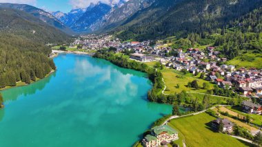 Yaz mevsiminde Auronzo Gölü ve Kasabası 'nın havadan görünüşü İtalyan dolomitleri..