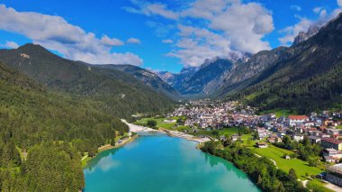 Yaz mevsiminde Auronzo Gölü ve Kasabası 'nın havadan görünüşü İtalyan dolomitleri..