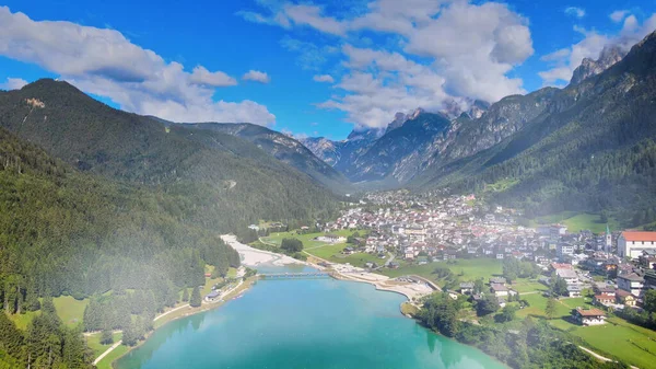 Vista Aérea Lago Auronzo Cidade Verão Dolomitas Italianas — Fotografia de Stock
