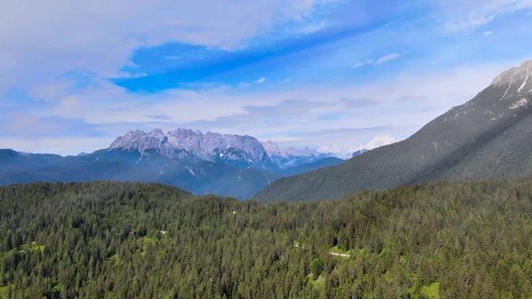 여름철에 아름다운 산들로 뒤덮인 드론에서 바라본 — 스톡 사진