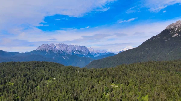 Paisagem Alpina Com Belas Montanhas Verão Vista Drone — Fotografia de Stock