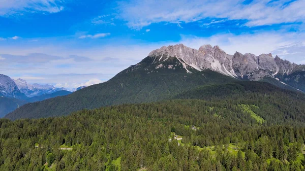 Paisagem Alpina Com Belas Montanhas Verão Vista Drone — Fotografia de Stock
