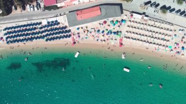 İtalya 'nın yaz mevsiminde Cavoli Sahili, Elba Adası' nın havadan inanılmaz manzarası. Yavaş çekim