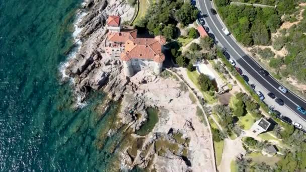 Increíble vista aérea de la costa toscana en la zona de Calafuria, Italia. Movimiento lento — Vídeo de stock