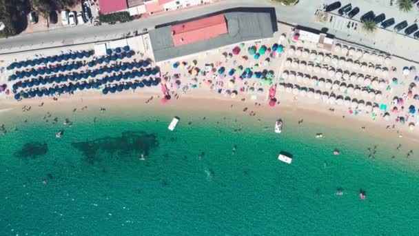 Increíble vista aérea de la playa de Cavoli, isla de Elba en temporada de verano, Italia. Movimiento lento — Vídeos de Stock
