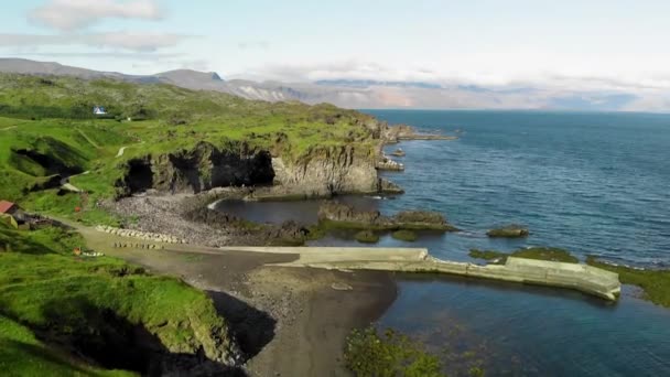 Береговая линия Арнарстапи в сезон Сумемр, полуостров Снайфельснес, Исландия. Вид с воздуха с беспилотника — стоковое видео