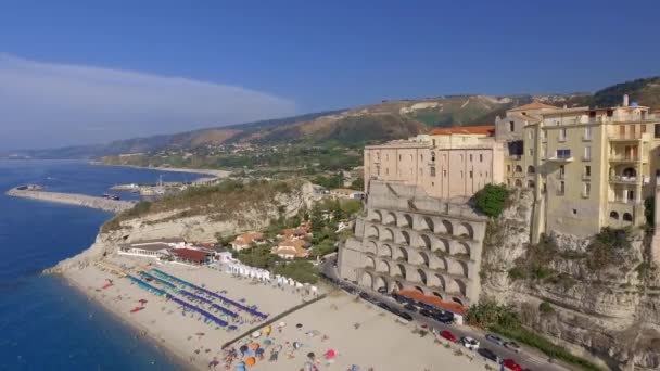 Vista aérea de la hermosa costa sur de Italia. Tropea, Calabria en temporada de verano desde el dron — Vídeos de Stock