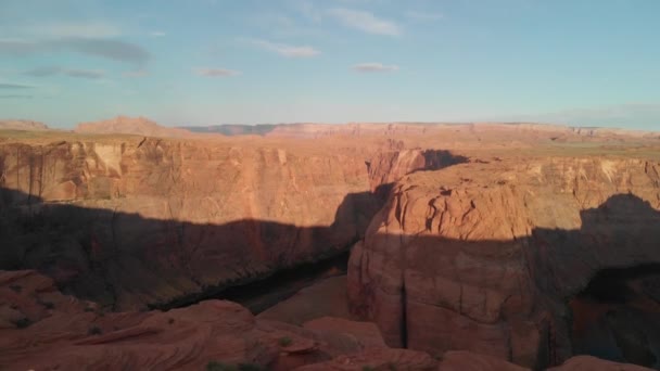 Légi kilátás Patkó Bend és Colorado folyó naplementekor, Arizona — Stock videók