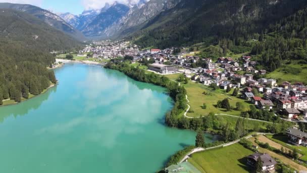 Lago Auronzo in estate, paesaggio alpino al rallentatore — Video Stock