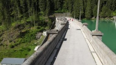 Auronzo Gölü 'nün yaz mevsiminde, Alpin manzarası yavaş çekimde.
