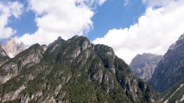 Hareket eden bulutlarla birlikte dağların zaman aralığı