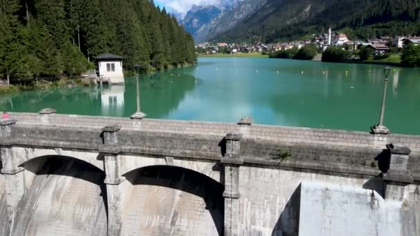 Lago e diga alpina in estate, vista dal drone, Auronzo, dolomiti italiani — Video Stock