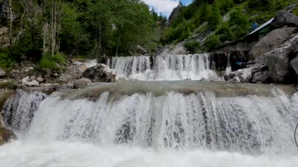 Yaz mevsiminde Alpin şelalelerinin yavaş hareketi — Stok video