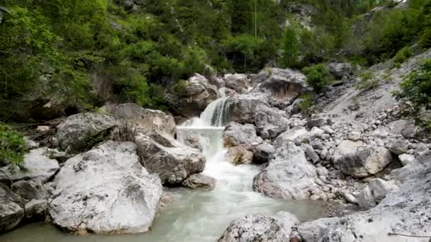 Chutes d'eau de montagne, mouvement lent de l'eau en mouvement du drone
