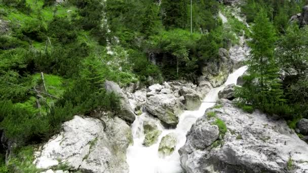 Cascadas de montaña, cámara lenta de agua en movimiento del dron — Vídeo de stock