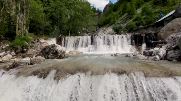 Dağ şelaleleri, insansız hava aracından yavaş hareket eden su. — Stok video