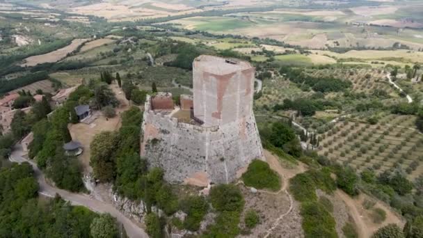 Rocca Tintinnano, Toskania. Okrągły widok z lotu ptaka słynnego średniowiecznego miasta Orcia Valley — Wideo stockowe