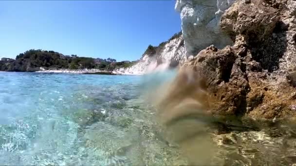 Zanurzenie się pod wodą w pięknym krajobrazie morskim, zwolnione tempo — Wideo stockowe