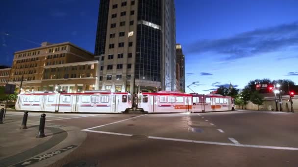 SALT LAKE CITY - 14 DE JULIO DE 2019: El tranvía de la ciudad acelera a lo largo de Downtown Streets en una hermosa noche de verano — Vídeos de Stock